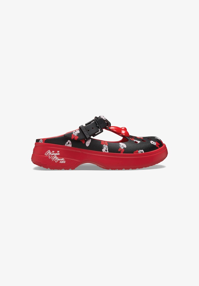 Sandales noires et rouges avec une semelle surélevée, ornées de motifs de Minnie Mouse. Sangle noire ajustable et accent de nœud rouge au niveau des orteils.
