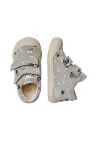 Scarpe in suede grigio per bambini con stampe di montagne e nuvole, suole in gomma beige e due strap in velcro per la chiusura.
