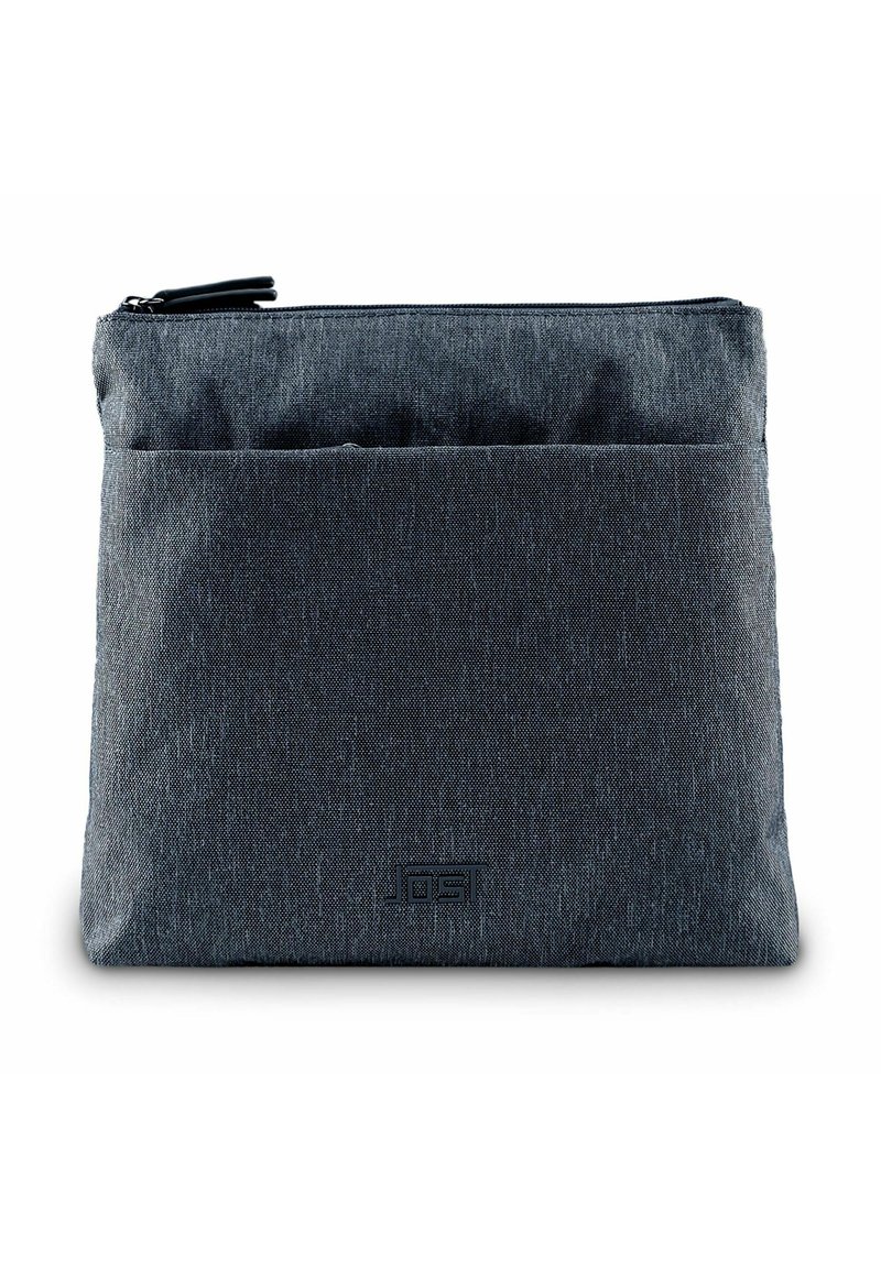 Bolsa de tela gris oscuro con una textura suave, que cuenta con un zipper en la parte superior y un bolsillo frontal. Incluye un sutil logo de la marca estampado en la parte inferior derecha.