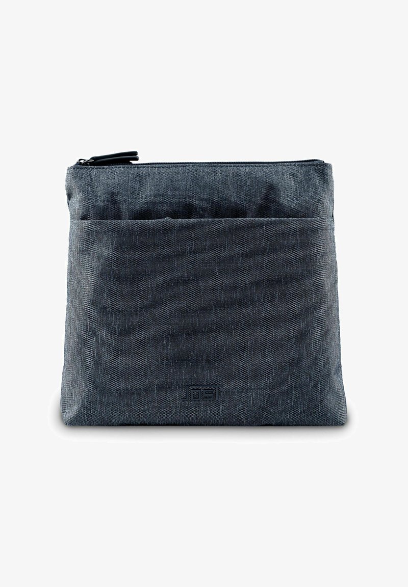 Bolsa de tela gris oscuro con una textura suave, que cuenta con un zipper en la parte superior y un bolsillo frontal. Incluye un sutil logo de la marca estampado en la parte inferior derecha.