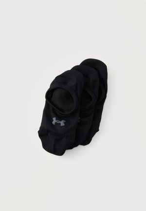 Τρία ζευγάρια μαύρες χαμηλές κάλτσες Under Armour χωρίς εμφάνιση, στοιβαγμένες με ορατό λογότυπο σε κάθε ζευγάρι, σε λευκό φόντο.