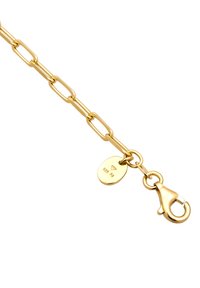 Goldfarbene Kettenarmband mit rechteckigen Gliedern, einem Karabinerverschluss und einem runden Anhänger mit eingravierten Details. Glatte, glänzende Oberfläche.