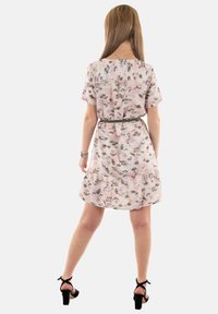 Vestido de estampado floral en rosa claro con acentos en gris y verde; mangas cortas, cuello redondo y cintura ajustada, con un corte acampanado en el dobladillo.