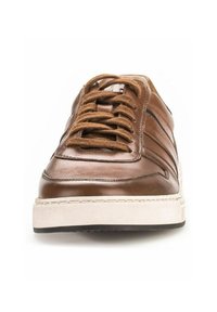 Baskets en cuir marron avec lacets marron, dotées d'une finition lisse et d'accents cousus, et d'une semelle en caoutchouc blanc avec un motif texturé.