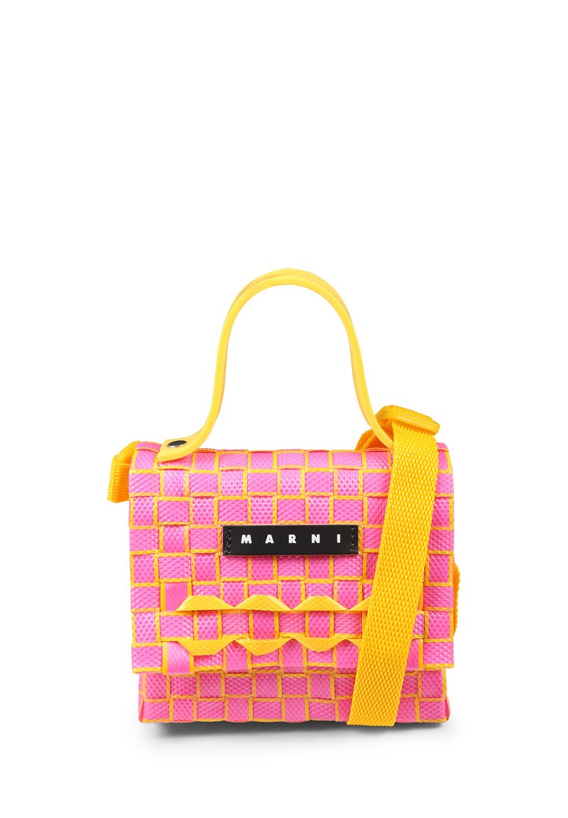 Borsa intrecciata di colore rosa brillante e giallo, con forma rettangolare, dotata di manico superiore, tracolla regolabile e una placca con logo nera.