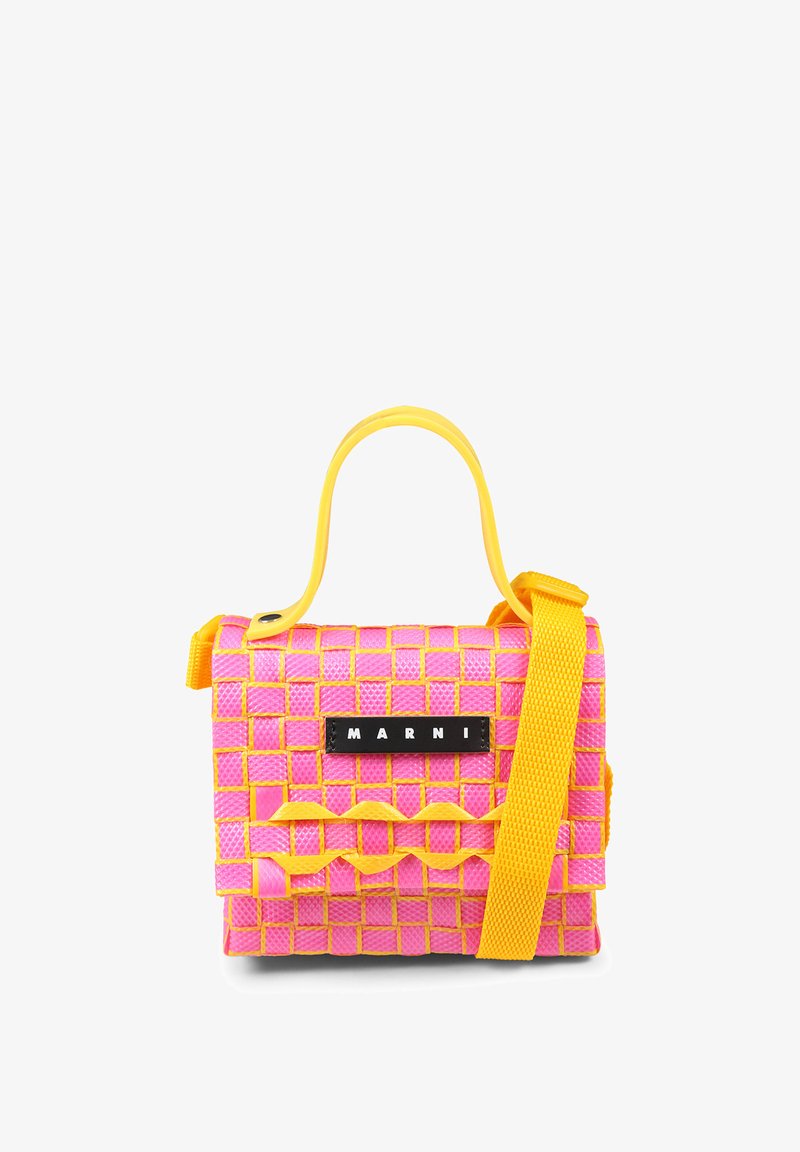 Borsa intrecciata di colore rosa brillante e giallo, con forma rettangolare, dotata di manico superiore, tracolla regolabile e una placca con logo nera.
