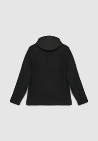 Giacca nera con un tessuto testurizzato, dotata di cappuccio rimovibile, polsini con bottoni e taglio rilassato. Design semplice, senza motivi visibili.