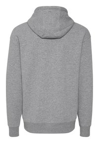 Sudadera gris con una textura suave, bolsillo frontal, puños y bajo de canalé. La capucha se sitúa alta y tiene un acabado liso.