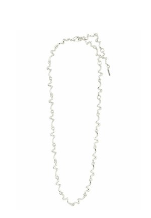 Collier en chaîne argentée avec des maillons ondulés, présentant une finition métallique lisse et une petite étiquette à une extrémité. Design texturé et léger.