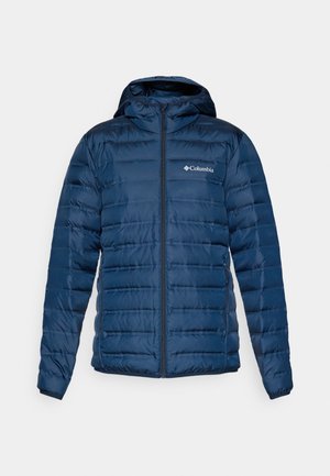 Námornícka puffrová bunda s kapucňou, s prešívaným dizajnom, predným zipsom a logom Columbia na hrudi. Hladký materiál a elastické manžety.