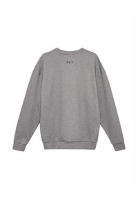 Grauer Sweatshirt mit Rundhalsausschnitt, gerippten Bündchen und Saum. Auf der oberen Rückseite ist "F.U.T." in schwarzer Schrift zu sehen. Weicher Stoff.