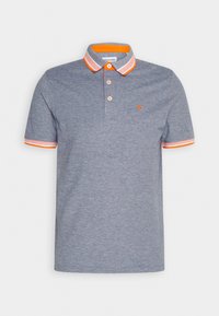 Polo gris à manches courtes avec col et poignets rayés orange et blanc, boutons sur le devant et petit logo orange sur la poitrine.