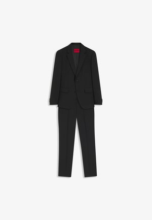 Schwarzer zweiteiliger Herrenanzug mit Blazer mit Kerbkragen und passenden Hosen, flach liegend dargestellt mit rotem Etikett im Blazer.