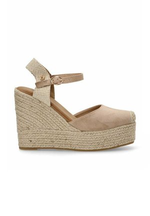 Sandalia de cuña color beige con suela de yute, punta redonda y correa para el tobillo de tela. Textura superior similar al ante con un acabado suave.