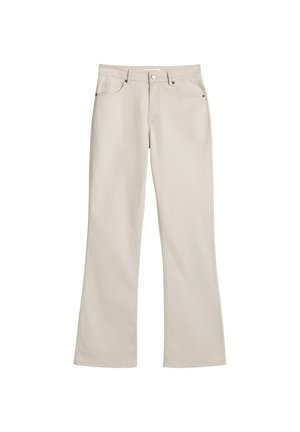 Beige gerade geschnittene Hose mit Vordertaschen, Gürtelschlaufen und Knopfverschluss an der Taille, präsentiert vor weißem Hintergrund.