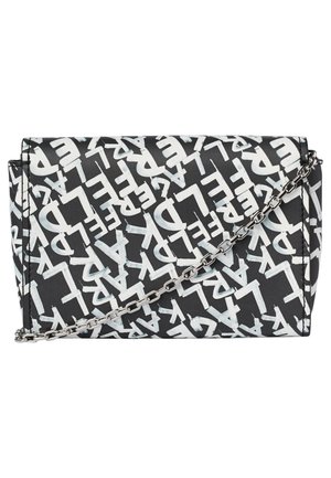 Sac à main rectangulaire noir avec des lettres blanches superposées style graffiti et une bandoulière chaîne argentée sur le devant.