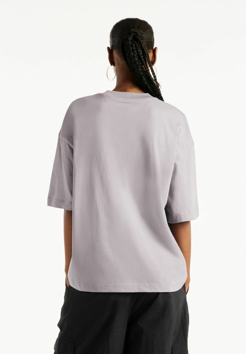 New Balance TRACKSIDE OVERSIZED - Print T-shirt - off-line grey — foto 3