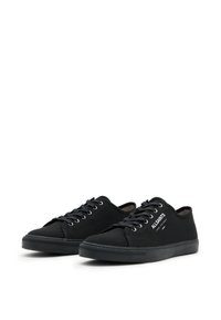 Schwarze Canvas-Sneaker mit runder Zehenpartie, Schnürdesign, Gummisohle und weißem "ALLSAINTS"-Branding an der Seite. Strukturiertes Stofffinish.