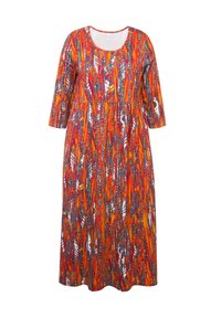 Robe maxi aux teintes éclatantes de rouge, orange et bleu, ornée d'un motif semblable à des plumes, avec un col rond, des manches ¾ et une silhouette fluide.