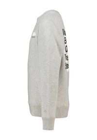 Felpa grigia con collo a giro, polsini e fondo a costine. Presenta testo nero sulle maniche e un logo sul petto. Texture morbida in fleece.