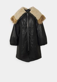 Giacca di pelle nera con colletto in pelo beige, chiusura con zip, vita regolabile con cordino elastico e ampie tasche laterali. Tessuto morbido e testurizzato.