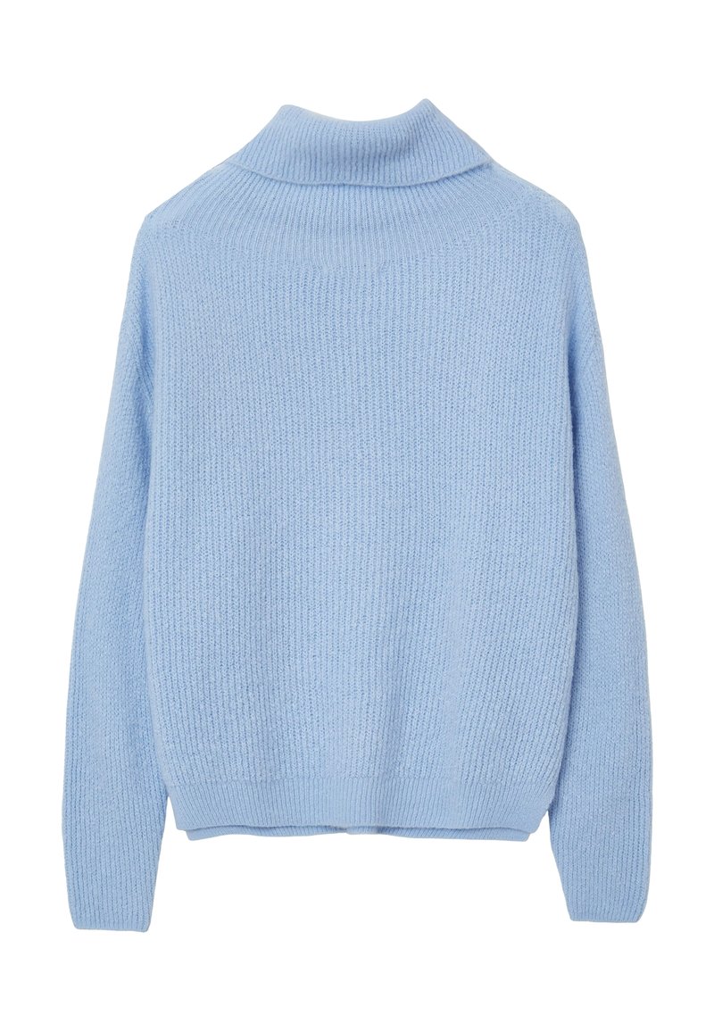 Hellblauer gestrickter Pullover mit einem hohen Kragen, geripptem Muster und langen Ärmeln. Der Rücken hat einen geraden Schnitt und minimale Details.