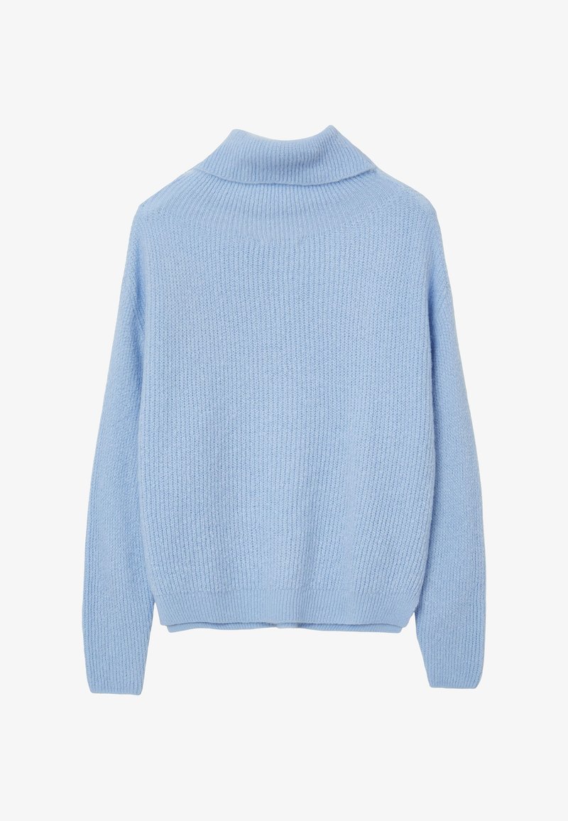 Hellblauer gestrickter Pullover mit einem hohen Kragen, geripptem Muster und langen Ärmeln. Der Rücken hat einen geraden Schnitt und minimale Details.