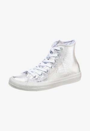 Vysoké tenisky z metalické stříbrné umělé kůže s texturovaným vzorem, bílou gumovou podrážkou a bílými tkaničkami. Obsahují klasický design špičky.