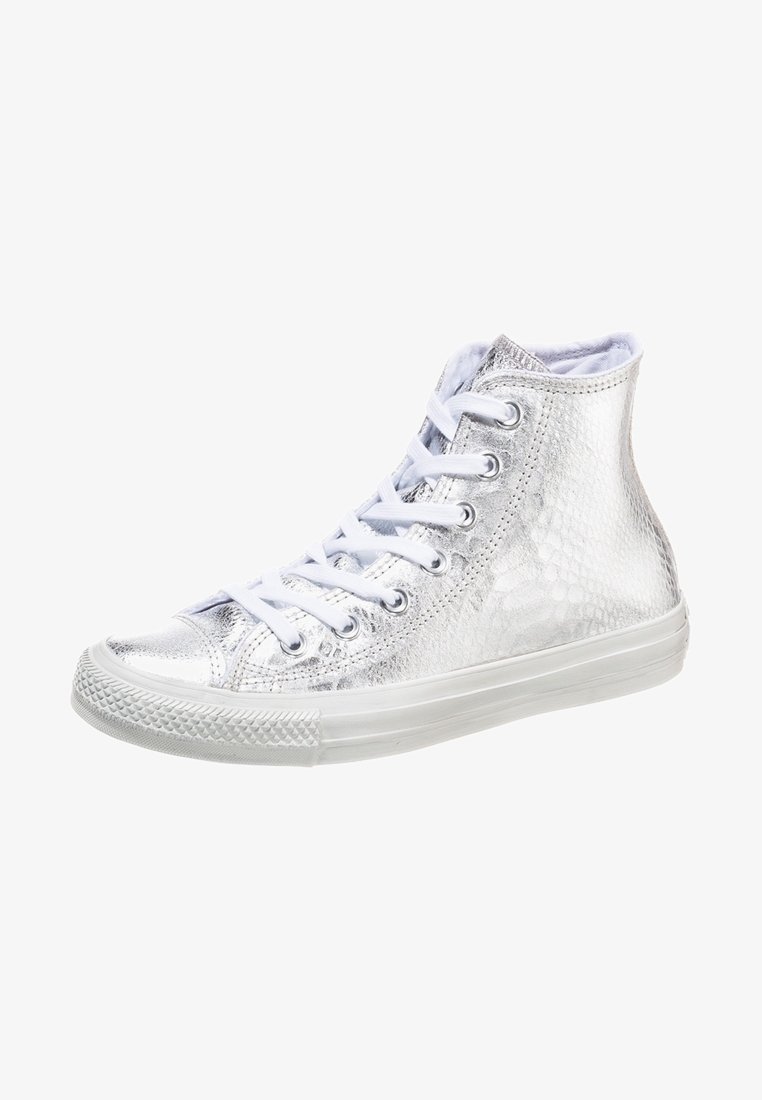 Vysoké tenisky z metalické stříbrné umělé kůže s texturovaným vzorem, bílou gumovou podrážkou a bílými tkaničkami. Obsahují klasický design špičky.
