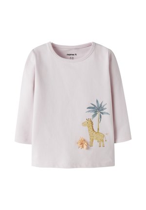 Hellrosa langärmliges Kleinkindshirt mit Giraffe, Palme und kleiner pfirsichfarbener Stoffblume vorne unten rechts.