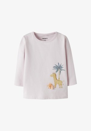 Hellrosa langärmliges Kleinkindshirt mit Giraffe, Palme und kleiner pfirsichfarbener Stoffblume vorne unten rechts.