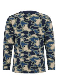 Langärmliges Hemd mit einem Tarnmuster in Grün, Blau, Beige und Marineblau. Hat einen Rundhalsausschnitt und einen Druckknopfverschluss an der Schulter.