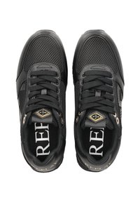 Sneakers neri con materiali in rete e pelle, caratterizzati da lacci, dettagli in tonalità dorata e un design testurizzato, con l'etichetta "REPLAY" all'interno.