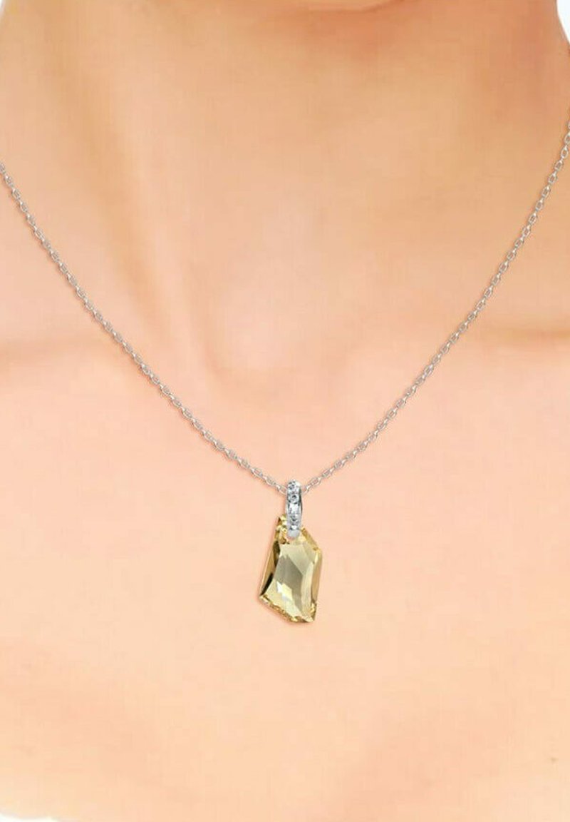 Collana in argento con pendente a forma rettangolare di pietra gialla, attaccato da un piccolo accento rotondo trasparente. Texture liscia e finitura lucida.