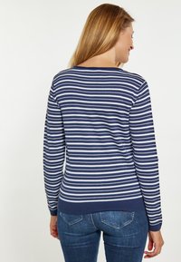 Pullover a righe blu navy e bianche con maniche lunghe, scollo rotondo e orlo a coste, che mostra una texture in maglia liscia.