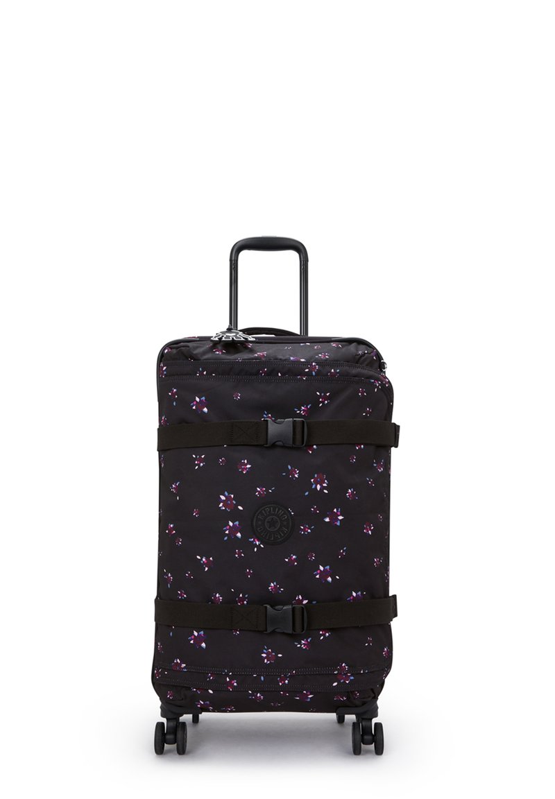 Resväska med en svart tygutsida som har ett blommönster i lila och rosa, kompletterad med svarta remmar och ett utdragbart handtag.