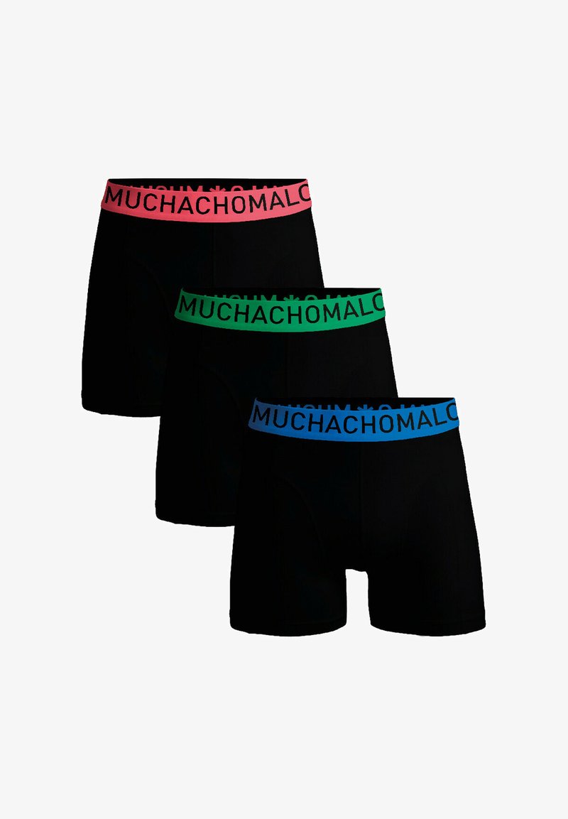 Kolm paari musti bokserpükse elastse vöökoha jaotustega. Vöökohtadega roosa, roheline ja sinine variant kannab teksti "MUCHACHOMALCO."