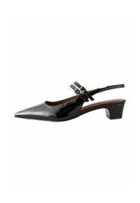 Musta lakattu nahkainen slingback-korkokenkä, jossa on terävä kärki. Kengässä on kaksi säädettävää hihnaa solkiaksentteineen ja matala lohkare korko.