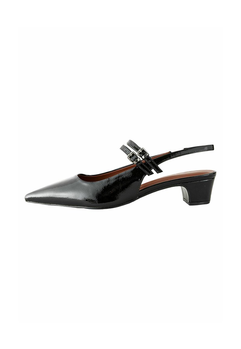 Musta lakattu nahkainen slingback-korkokenkä, jossa on terävä kärki. Kengässä on kaksi säädettävää hihnaa solkiaksentteineen ja matala lohkare korko.