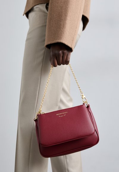 Emporio Armani DEA CERVO MULTIPOCKET SET - Handbag - vino/tempesta