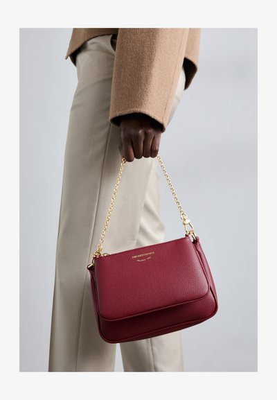 Emporio Armani DEA CERVO MULTIPOCKET SET - Handbag - vino/tempesta