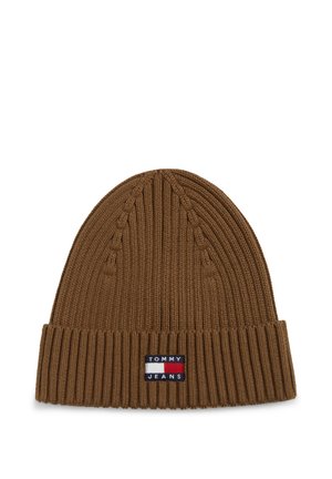Brun ribstrikket hue med opbuk og et rektangulært Tommy Jeans-logo i rødt, hvidt og navyblåt foran.