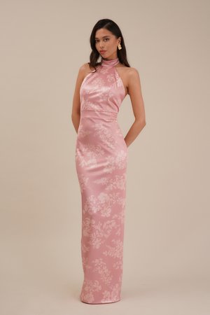 Abito halter in satin rosa con motivo floreale, forma aderente e orlo alla caviglia. Texture liscia, taglio minimalista e scollatura alta.