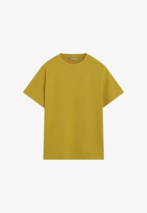 Żółta bawełniana koszulka z krótkimi rękawami i okrągłym dekoltem, z subtelnym haftowanym logo na piersi. Gładka faktura.