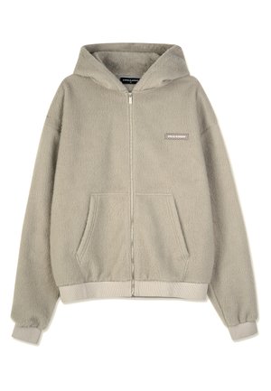 Flis jakna s kapuco v svetlo sivi barvi z zadrgo spredaj, dvema sprednjima žepoma, rebrastimi manšetami in majhno logotipno oznako na prsih.