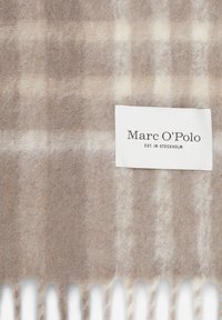 Lichtbruin wollen sjaal van een wolmix met een zachte ruitpatroon en franjes aan de randen; merklabel met "Marc O'Polo" zichtbaar.