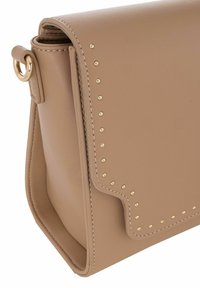 Brązowa skórzana torba na ramię z złotymi ćwiekami wzdłuż krawędzi klapy, zaokrąglonymi rogami oraz przymocowaniem paska z metalowym pierścieniem.