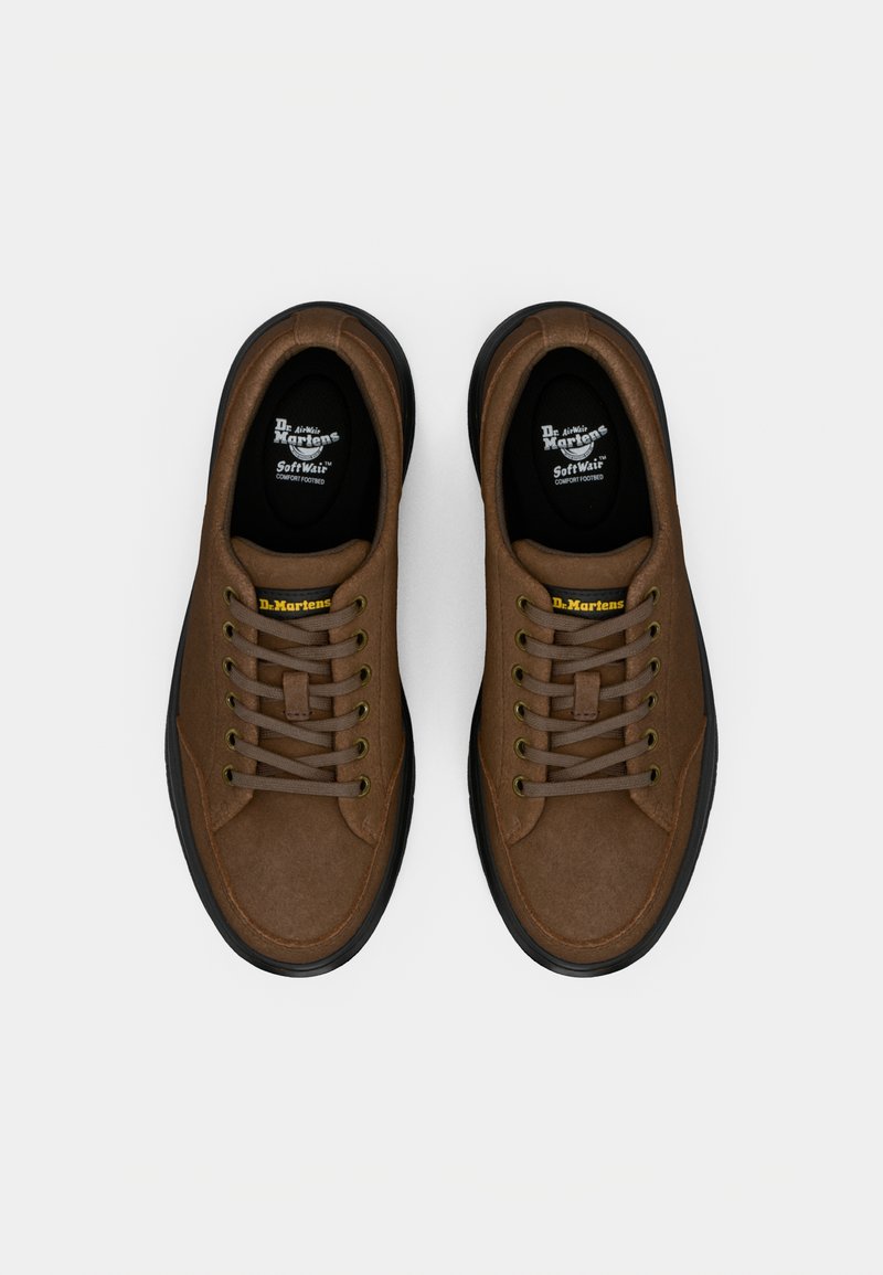 Baskets en cuir marron avec bouts ronds, devant à lacets et semelles en caoutchouc noir. Présente un logo de marque jaune et une doublure intérieure douce.