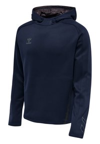 Granatowa bluza z kapturem z miękkiego materiału. Wśród cech znajdują się logo z przodu, boczne kieszenie oraz strukturalne wykończenie wewnątrz kapuze.