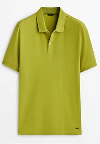 Polo vert citron à manches courtes avec col et patte à deux boutons, posé à plat sur fond blanc.